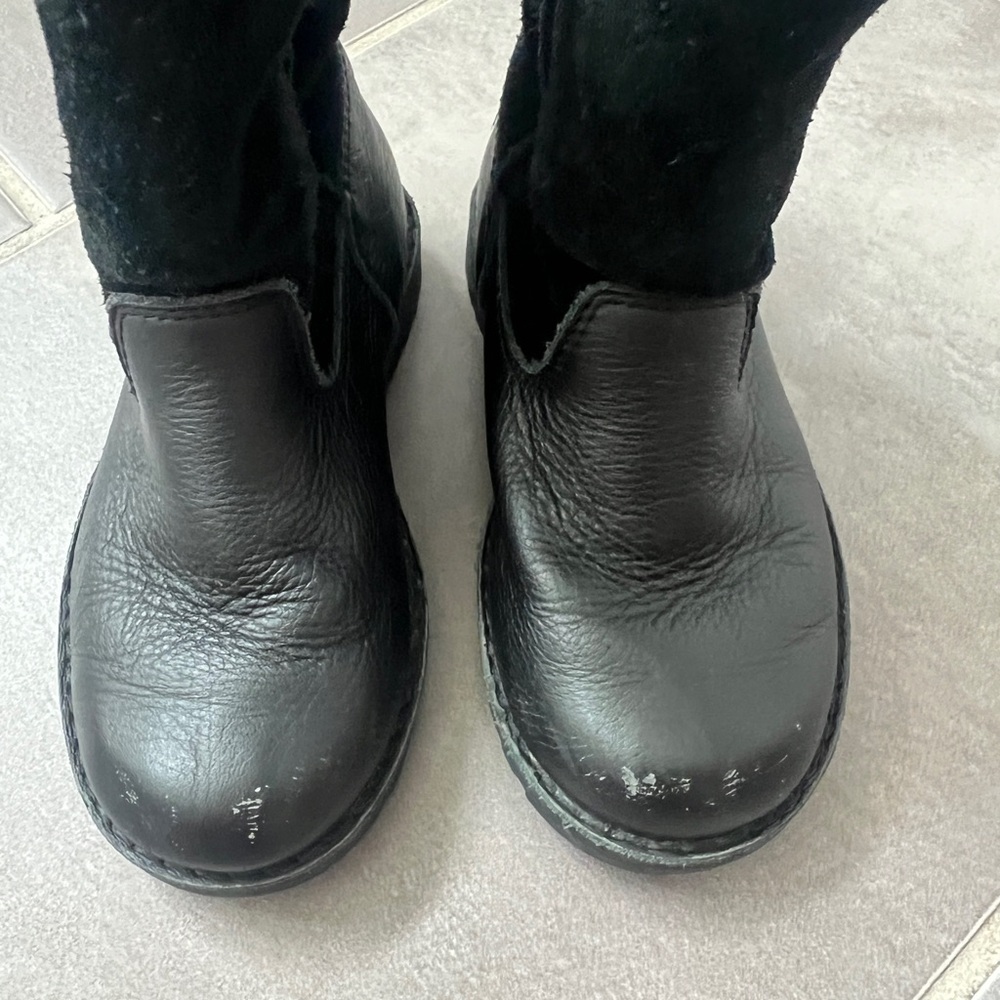 Ugg Boots and leather and suede - Picture 2 of 5